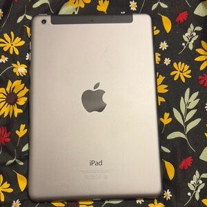 Apple Silver iPad Tablet with Sleek Design and Iconic Aesthetic